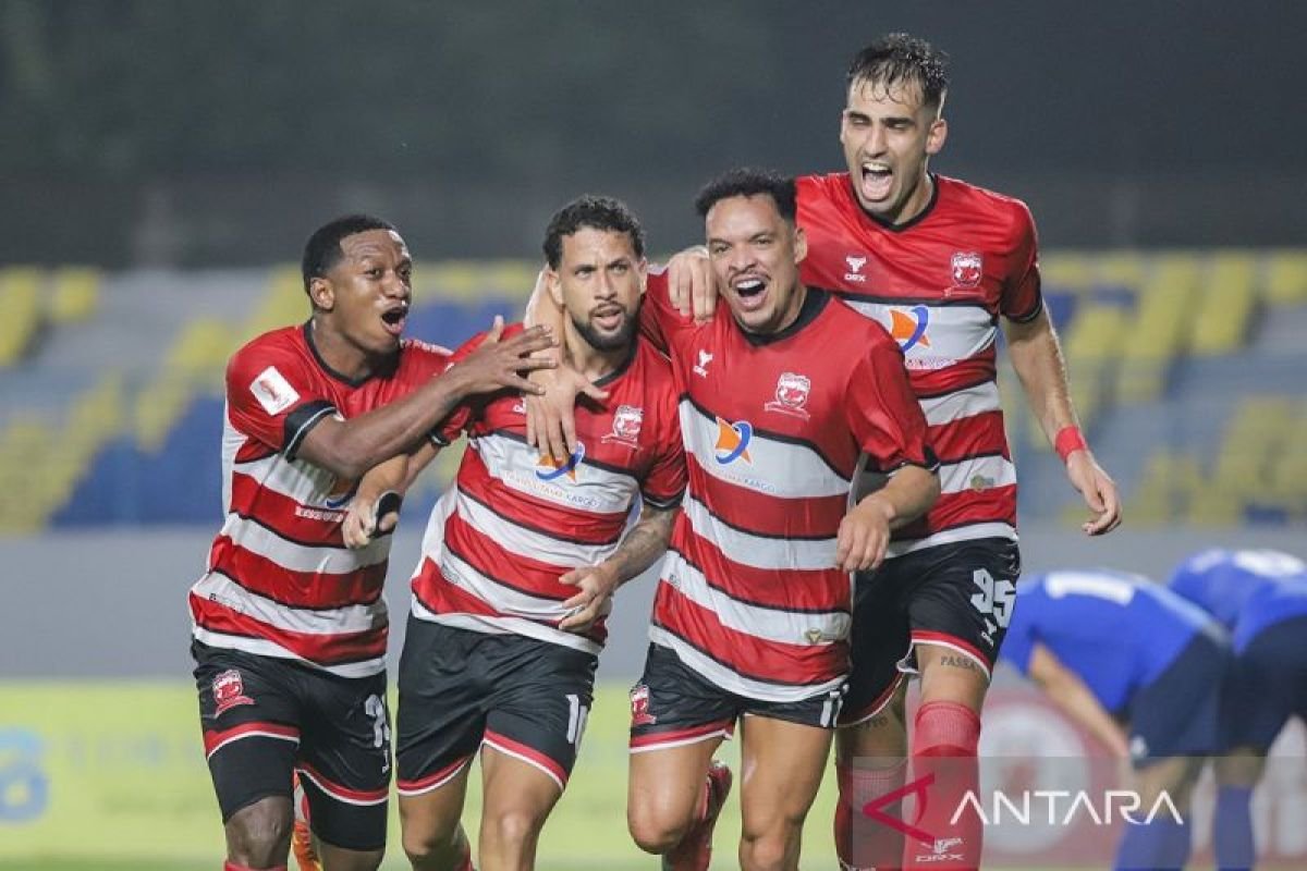 Berikut adalah beberapa alternatif judul untuk "Madura United dalam Motivasi Tinggi Jelang Hadapi PSIS Semarang":

1. "Madura United Siap Tempur: Semangat Menggebu Menjelang Pertandingan Melawan PSIS Semarang"
2. "Kebangkitan Madura United: Motivasi Penuh untuk Menghadapi PSIS Semarang"
3. "Juara Mental: Madura United Meningkatkan Motivasi Menjelang Duel Senyum dengan PSIS Semarang"
4. "Madura United Tingkatkan Motivasi Jelang Pertandingan Seru Melawan PSIS Semarang"
5. "Semangat 100 Persen: Madura United Bersiap Hadapi PSIS Semarang"
6. "Madura United: Motivasi Tinggi untuk Meraih Kemenangan atas PSIS Semarang"
7. "Rindu Kemenangan: Madura United Siap Berjuang Melawan PSIS Semarang"

Semoga salah satu dari judul-judul ini sesuai dengan yang Anda cari!