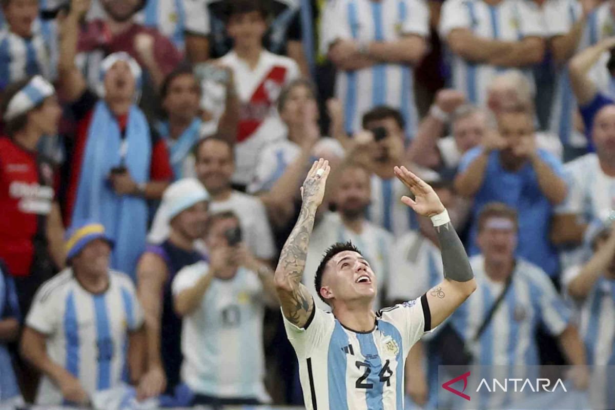 Here are some alternate title suggestions for "Argentina gasak Brasil 4-1":

1. "Argentina Triumphs Over Brazil 4-1"
2. "Argentina Dominates Brazil with a 4-1 Victory"
3. "Argentina Claims 4-1 Win Against Brazil"
4. "Argentina’s Stunning 4-1 Upset Over Brazil"
5. "Argentina's 4-1 Rout of Brazil"
6. "Argentina Crushes Brazil 4-1 in Major Match"
7. "Argentina's Glorious 4-1 Beatdown of Brazil"
8. "Argentina Secures Commanding 4-1 Win Against Brazil"
9. "Argentina's 4-1 Victory: A Historic Win Over Brazil"
10. "Argentina Shines Bright with 4-1 Win Against Brazil"

Feel free to choose any of these or mix and match for your desired impact!