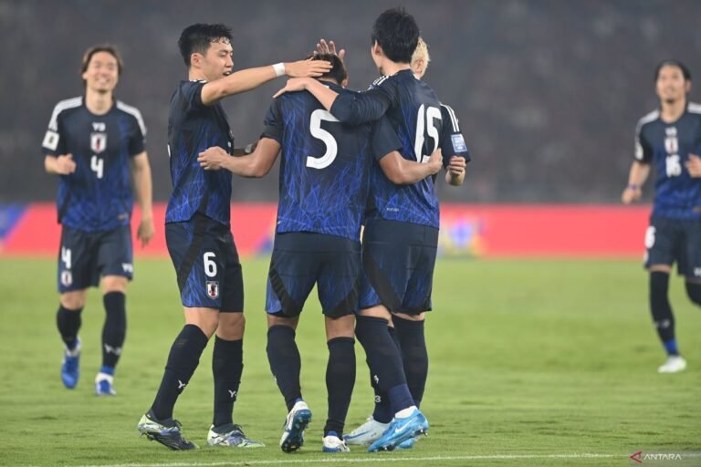 Berikut adalah beberapa alternatif judul untuk "Jepang ditahan imbang tanpa gol oleh Arab Saudi":

1. "Jepang dan Arab Saudi Berbagi Poin Tanpa Gol"
2. "Pertandingan Ketat: Jepang dan Arab Saudi Akhiri Pertarungan Tanpa Poin"
3. "Jepang Terjebak Dalam Imbang Kering Melawan Arab Saudi"
4. "Jepang Gagal Memecah Kebuntuan, Arab Saudi Pertahankan Imbang"
5. "Drama Tanpa Gol: Jepang dan Arab Saudi Tuntaskan Pertandingan Secara Imbang"
6. "Imbang Tanpa Gol: Jepang Tidak Berdaya Menghadapi Arab Saudi"
7. "Jepang dan Arab Saudi Selesai dengan Skor Kacamata"
8. "Jepang Tersandung, Arab Saudi Pertahankan Pertahanan di Laga Tanpa Gol"

Silakan pilih yang paling sesuai atau gunakan sebagai inspirasi!