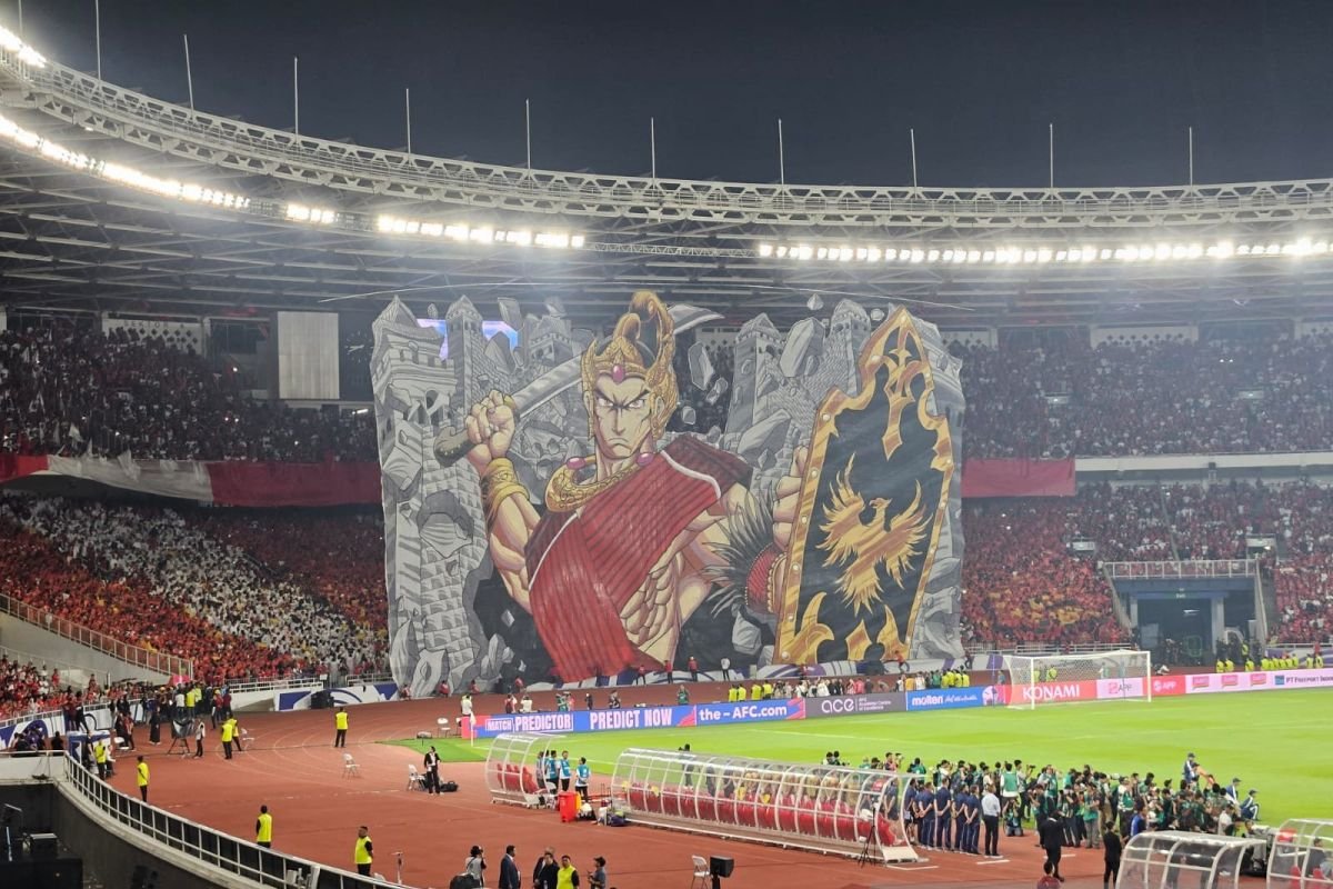 Here are some alternative titles for "Koreografi Berhias Tifo Pendekar Wayang Warnai Laga Indonesia vs China":

1. "Koreografi Tifo Wayang: Memukau Pertandingan Indonesia vs China"
2. "Menghidupkan Semangat: Tifo Pendekar Wayang di Pertarungan Indonesia vs China"
3. "Seni Tifo: Menggambarkan Cerita Pendekar Wayang dalam Duel Indonesia vs China"
4. "Harmoni Warna: Tifo Pendekar Wayang di Laga Indonesia versus China"
5. "Meriahkan Pertandingan: Tifo Wayang dan Semangat Pertarungan Indonesia vs China"
6. "Tari Tifo Pendekar: Menggugah Semangat di Laga Indonesia vs China"
7. "Karya Seni Tifo: Memperindah Duel Antara Indonesia dan China"
8. "Elegi Tifo: Menyatu dengan Semangat Pendekar Wayang dalam Pertandingan Indonesia vs China"
9. "Ruang Seni di Lapangan: Tifo Pendekar Wayang dalam Pertarungan Indonesia vs China"
10. "Menggugah Jiwa: Tifo Pendekar Wayang di Arena Indonesia vs China" 

Feel free to mix and match ideas from these options!