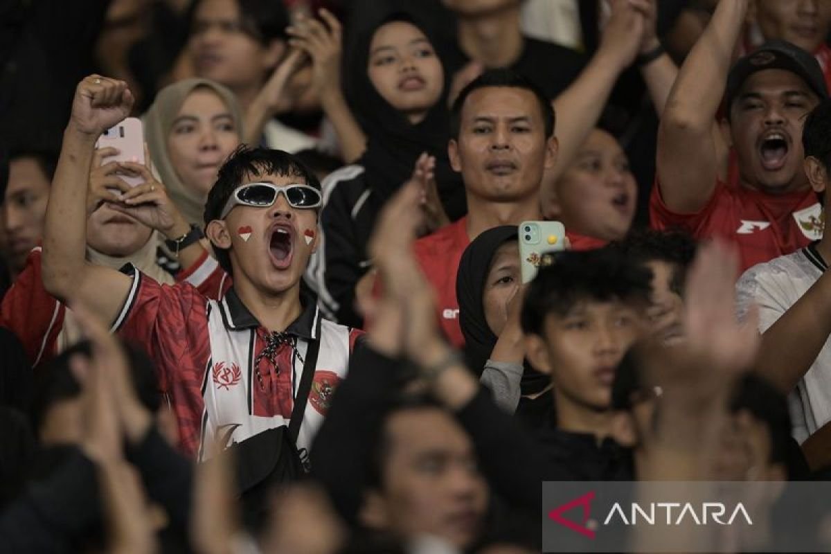 Berikut adalah beberapa alternatif judul untuk "God Bless dan Judika Bakar Semangat Penggemar Indonesia":

1. "Pengguncang Semangat: God Bless dan Judika Menggetarkan Hati Penggemar Indonesia"
2. "Energi Tak Terbatas: God Bless dan Judika Membakar Semangat di Tanah Air"
3. "God Bless dan Judika: Dua Ikon Musik yang Menginspirasi Penggemar Indonesia"
4. "Semangat Berkobar: Kolaborasi Epik God Bless dan Judika untuk Penggemar Indonesia"
5. "Malam Penuh Energi: God Bless dan Judika Hadirkan Semangat bagi Penggemar Indonesia"

Semoga salah satu dari judul ini sesuai dengan yang Anda cari!