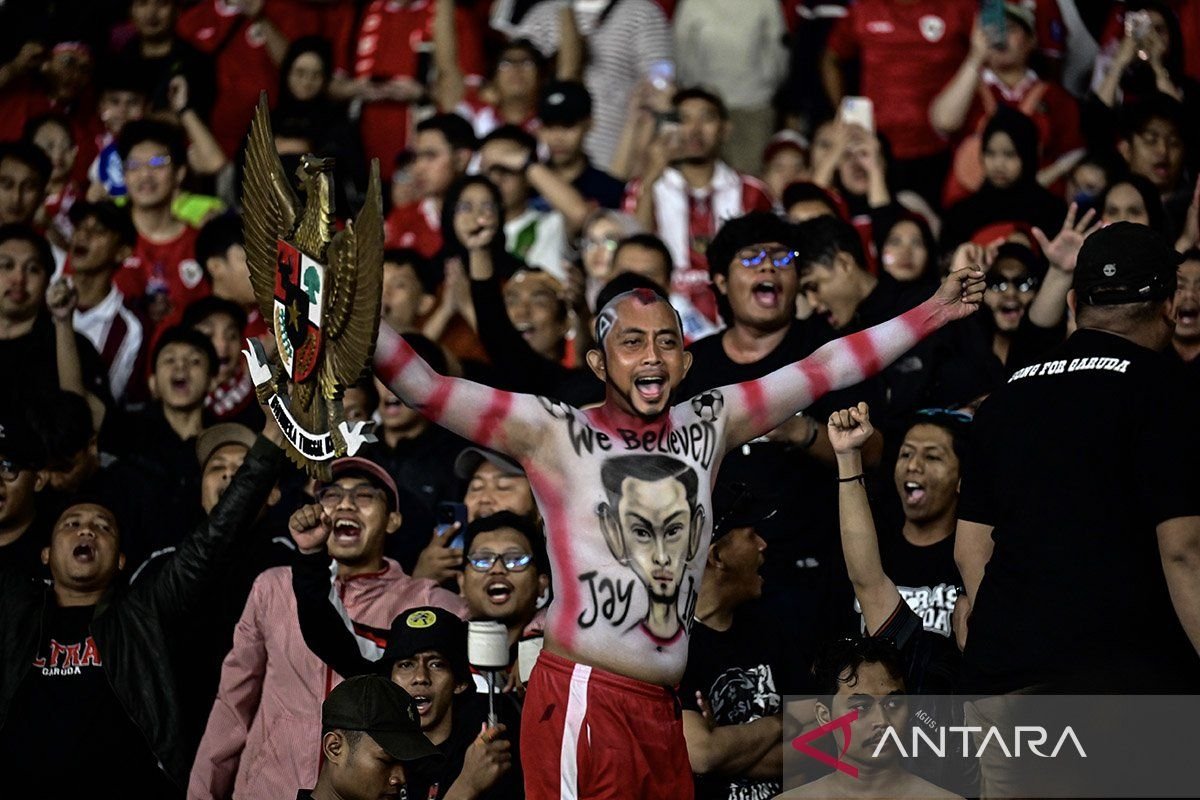 Berikut beberapa alternatif judul untuk "Timnas Indonesia di Grup B bersama Arab Saudi dan Irak":

1. "Timnas Indonesia Bergabung di Grup B Bersama Arab Saudi dan Irak"
2. "Perjuangan Timnas Indonesia di Grup B: Tantangan dari Arab Saudi dan Irak"
3. "Timnas Indonesia Hadapi Arab Saudi dan Irak di Grup B"
4. "Grup B Timnas Indonesia: Bersandingan dengan Arab Saudi dan Irak"
5. "Konteks Persaingan: Timnas Indonesia, Arab Saudi, dan Irak di Grup B"
6. "Timnas Indonesia: Lawan Berat di Grup B Bersama Arab Saudi dan Irak"
7. "Grup B yang Menantang: Timnas Indonesia Melawan Arab Saudi dan Irak"
8. "Timnas Indonesia Bertarung di Grup B: Arab Saudi dan Irak Jadi Rival"
   
Silakan pilih atau kembangkan yang sesuai dengan kebutuhan Anda!