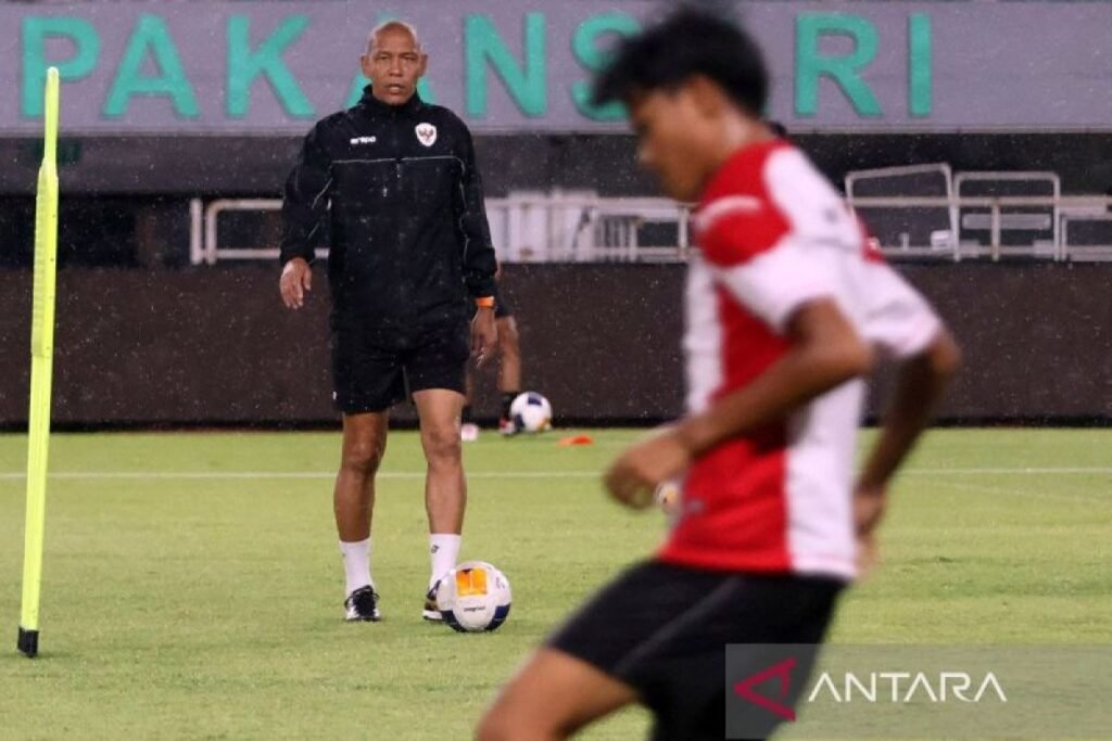 Berikut adalah beberapa alternatif judul untuk "Nova Arianto targetkan jaring sampai 30 pemain untuk tim baru U-17":

1. "Nova Arianto Incar 30 Pemain untuk Tim U-17 Baru"
2. "Target Nova Arianto: Merekrut 30 Pemain untuk Tim U-17"
3. "Nova Arianto: Jaring 30 Bakat Baru untuk Tim U-17"
4. "Menyiapkan Tim U-17: Nova Arianto Sasar 30 Pemain"
5. "Nova Arianto Berambisi Rekrut 30 Pemain di U-17"
6. "Membangun Tim U-17: Nova Arianto Targetkan 30 Pemain"
7. "Nova Arianto Fokus Jaring 30 Pemain bagi Tim U-17 yang Baru Dibentuk"
8. "Strategi Nova Arianto: Merekrut 30 Pemain untuk Memperkuat Tim U-17"

Semoga judul-judul ini bermanfaat!
