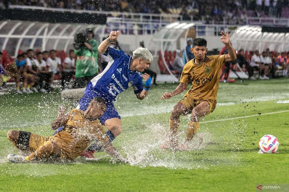 Berikut adalah beberapa alternatif judul untuk "PSIM Pertimbangkan Stadion Manahan Jadi Kandang Alternatif":

1. "PSIM Evaluasi Stadion Manahan Sebagai Pilihan Kandang Baru"
2. "PSIM Mempertimbangkan Stadion Manahan Untuk Tempat Pertandingan"
3. "Stadion Manahan: Opsi Kandang Alternatif Bagi PSIM"
4. "PSIM Menyoroti Potensi Stadion Manahan Sebagai Kandang Baru"
5. "Stadion Manahan dalam Perhitungan PSIM Sebagai Kandang Tambahan"
6. "PSIM dan Rencana Penempatan Stadion Manahan Sebagai Kandang"
7. "Stadion Manahan Dipertimbangkan PSIM Sebagai Lokasi Kandang"
8. "PSIM Menilai Stadion Manahan Sebagai Alternatif untuk Kandang"
9. "Potensi Stadion Manahan Sebagai Kandang PSIM Dalam Pertimbangan"
10. "PSIM Berencana Menggunakan Stadion Manahan Sebagai Kandang Alternatif"

Silakan pilih atau modifikasi sesuai dengan kebutuhan!