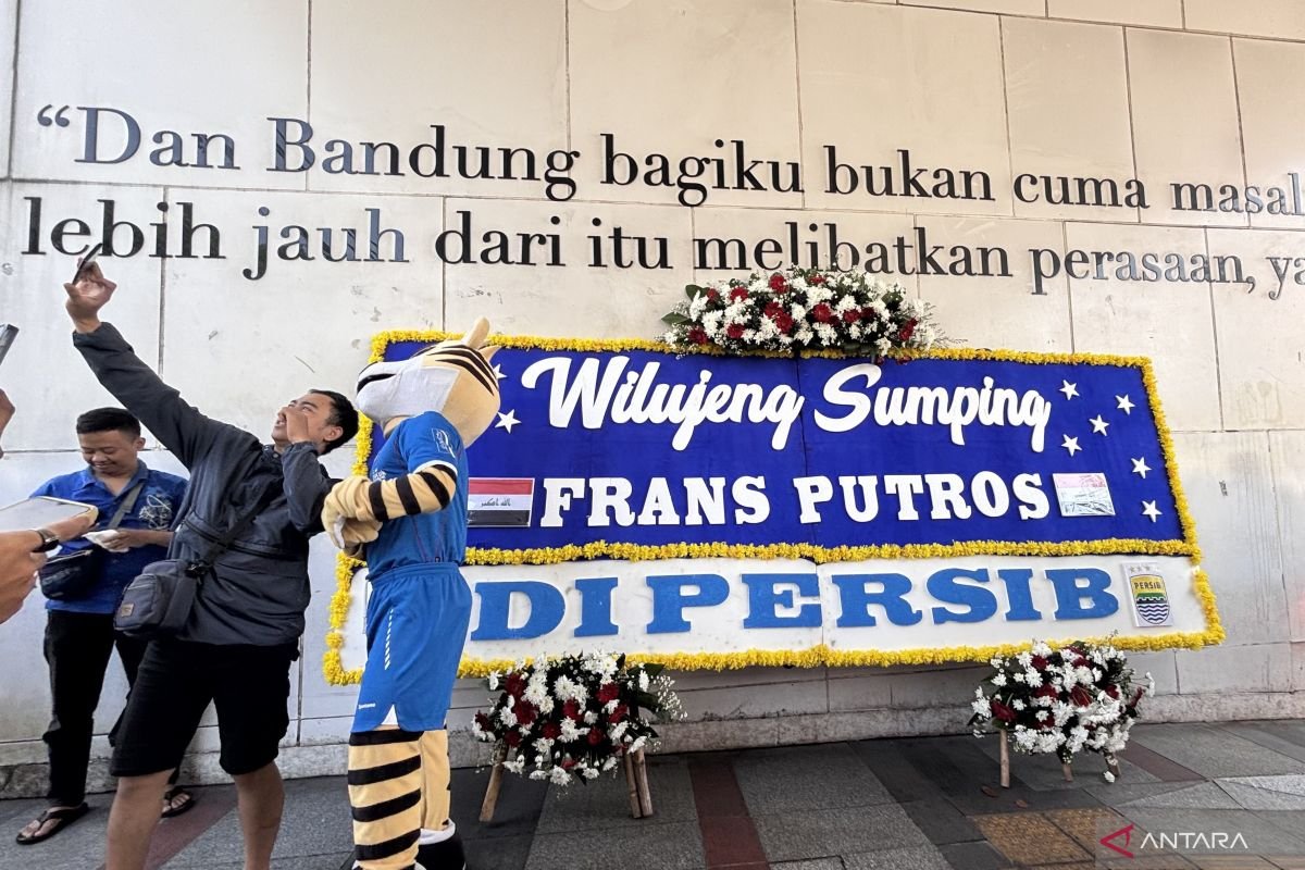 Frans Putros Resmi Bergabung dengan Persib, Dikenalkan Melalui Karangan Bunga
