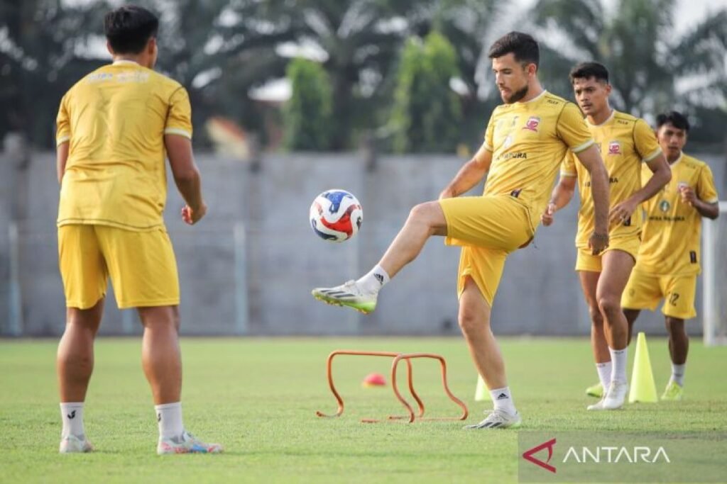 Here are some alternative titles for "Madura United bidik bek asing anyar asal Afrika":

1. "Madura United Sasar Bek Asing Baru dari Afrika"
2. "Madura United Incar Bek Teranyar dari Afrika"
3. "Madura United Fokus Pada Rekrut Bek Asing Afrika"
4. "Madura United Cari Pemain Bek Baru Asal Afrika"
5. "Madura United Targetkan Bek Asing Potensial dari Afrika"
6. "Madura United Bidik Pemain Bek Afrika untuk Musim Depan"
7. "Madura United Jajaki Bek Asing Baru dari Benua Afrika"
8. "Madura United Lirik Bek Baru dari Afrika untuk Perkuat Tim"

Feel free to let me know if you need more variations!