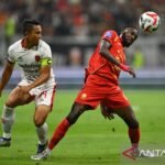 Berikut beberapa alternatif judul untuk berita "Bali United tahan imbang tuan rumah Persija dengan skor 1-1":

1. "Drama Imbang: Bali United dan Persija Berakhir 1-1"
2. "Bali United Tempel Persija dengan Hasil Seri 1-1"
3. "Laga Seru: Bali United dan Persija Berbagi Poin di Skor 1-1"
4. "Bali United Menahan Persija, Laga Berakhir Imbang 1-1"
5. "Pertandingan Ketat: Bali United dan Persija Selesaikan Pertarungan 1-1"
6. "Bali United Raih Hasil Imbang Melawan Persija dengan Skor 1-1"
7. "Persija dan Bali United Berimbang, Skor 1-1 di Stadion"
8. "Hasil Seri: Bali United Tahan Persija 1-1 di Tanah Tuan Rumah